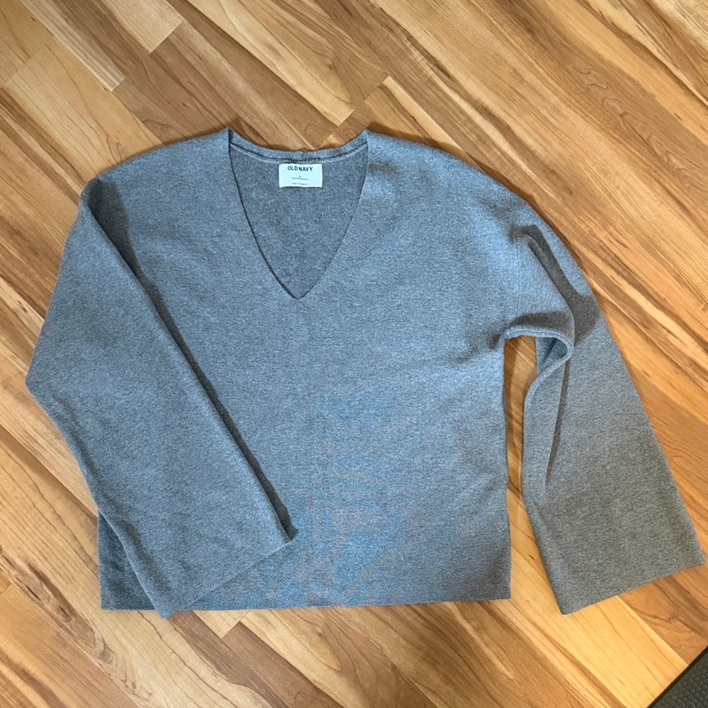 Old Navy Women's Bell Sleeve V-Neck Sweater in Gray